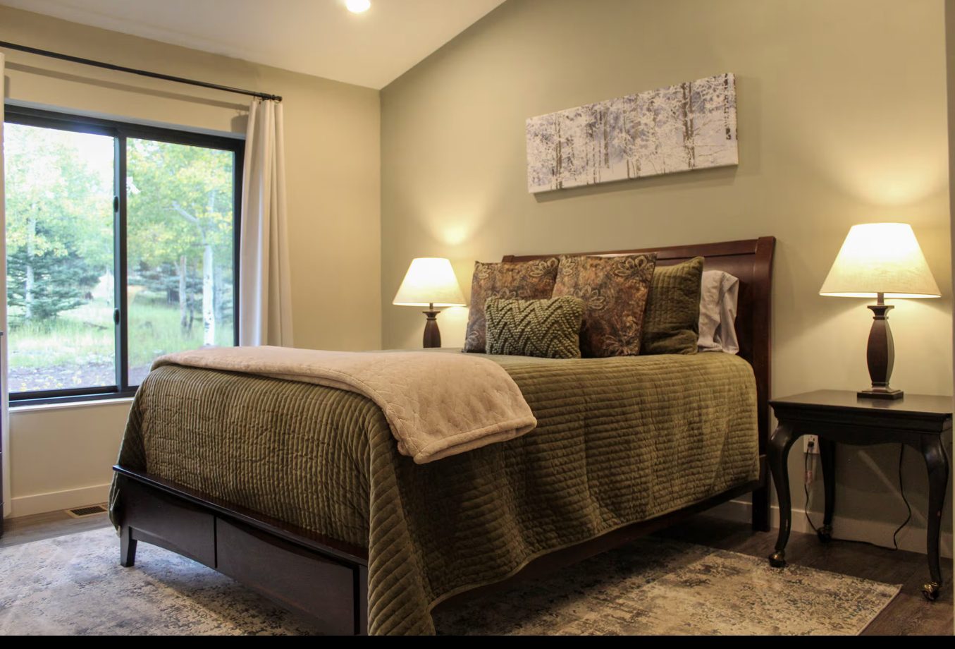 Guest bedroom with queen bed